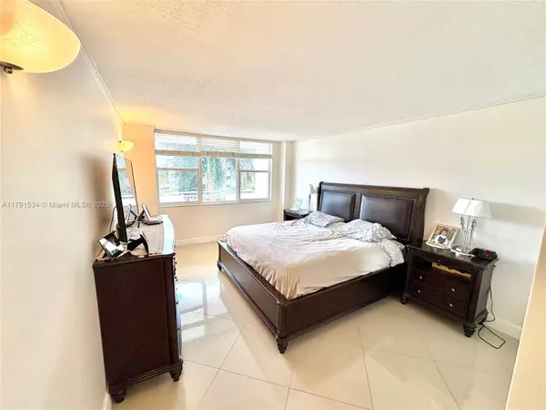 Hallandale Beach, FL 33009,3180 S Ocean Dr #221