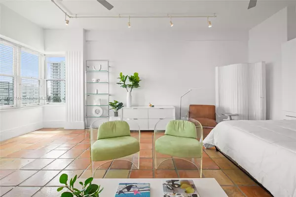 Miami Beach, FL 33140,2421 Lake Pancoast Dr #5C