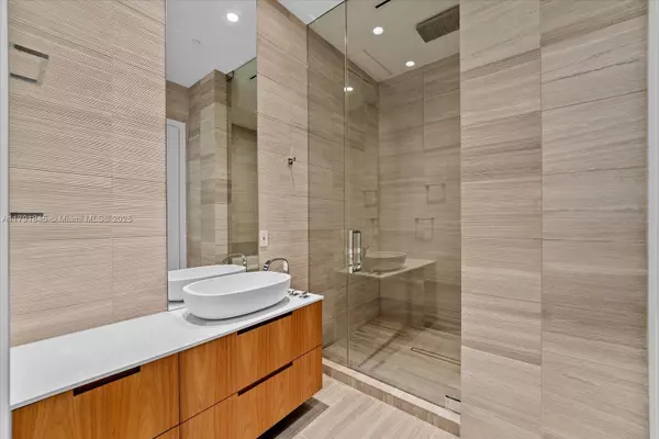 Miami Beach, FL 33140,4701 N Meridian Ave #312