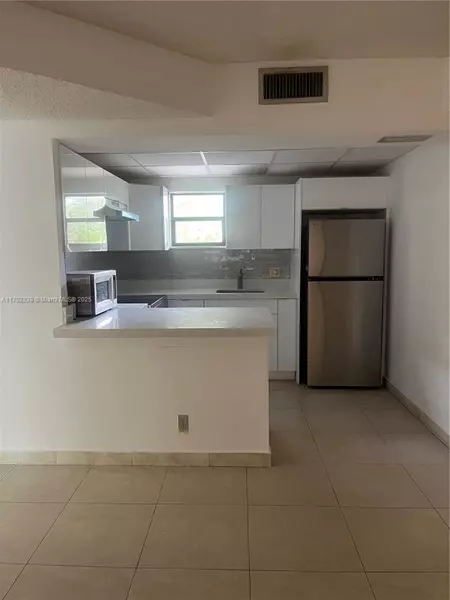 8290 Lake Dr #317, Doral, FL 33166