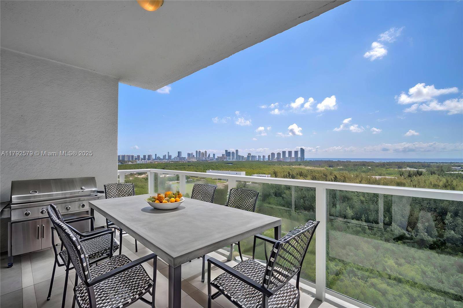 North Miami, FL 33181,14951 Royal Oaks Ln (Renovated) #2105
