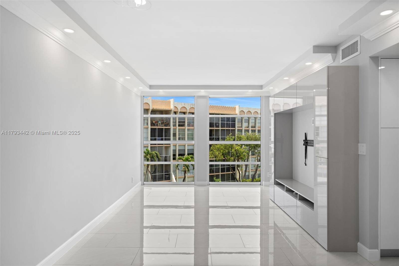 Hallandale Beach, FL 33009,701 Three Islands Blvd #411