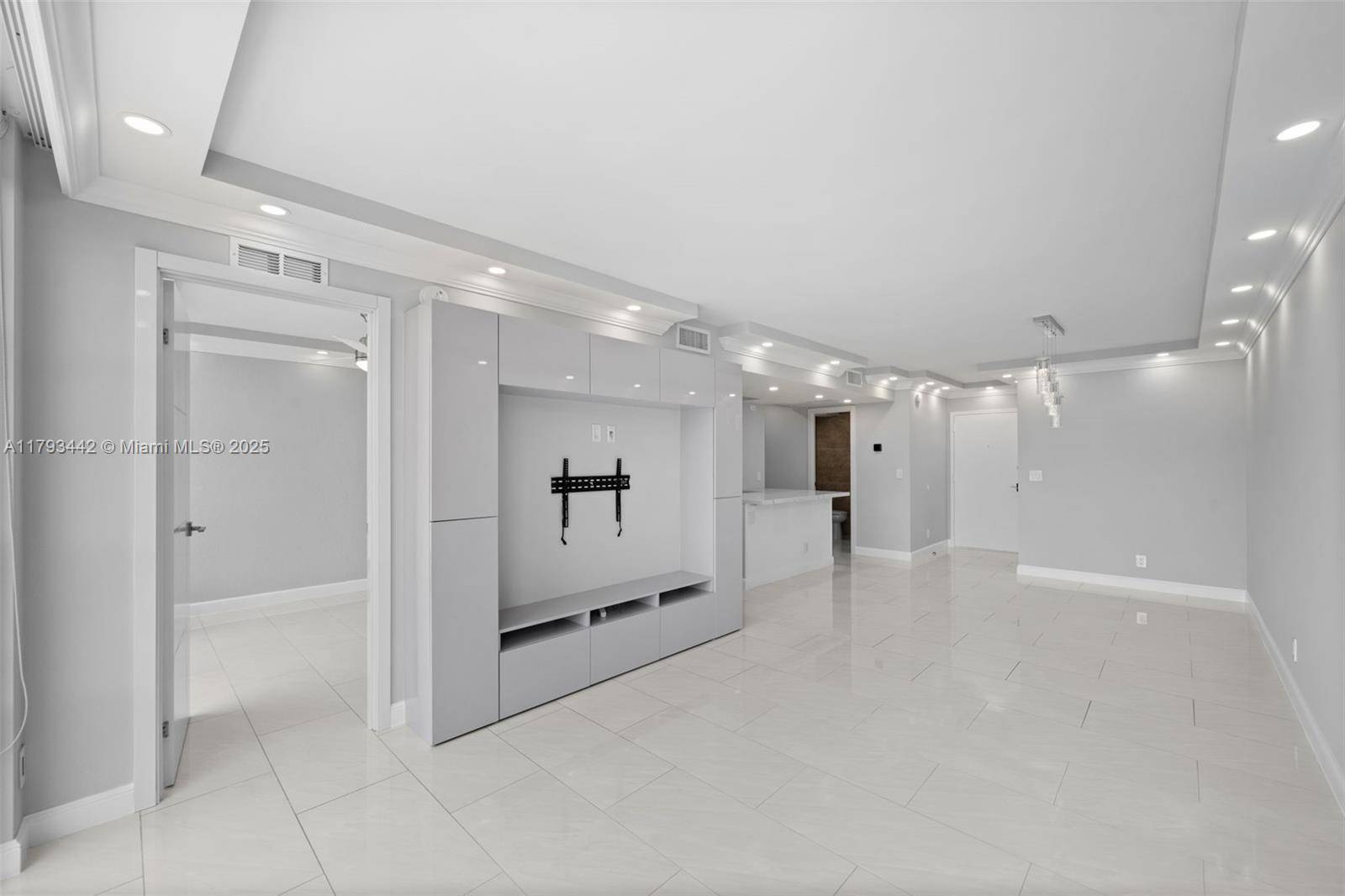 Hallandale Beach, FL 33009,701 Three Islands Blvd #411