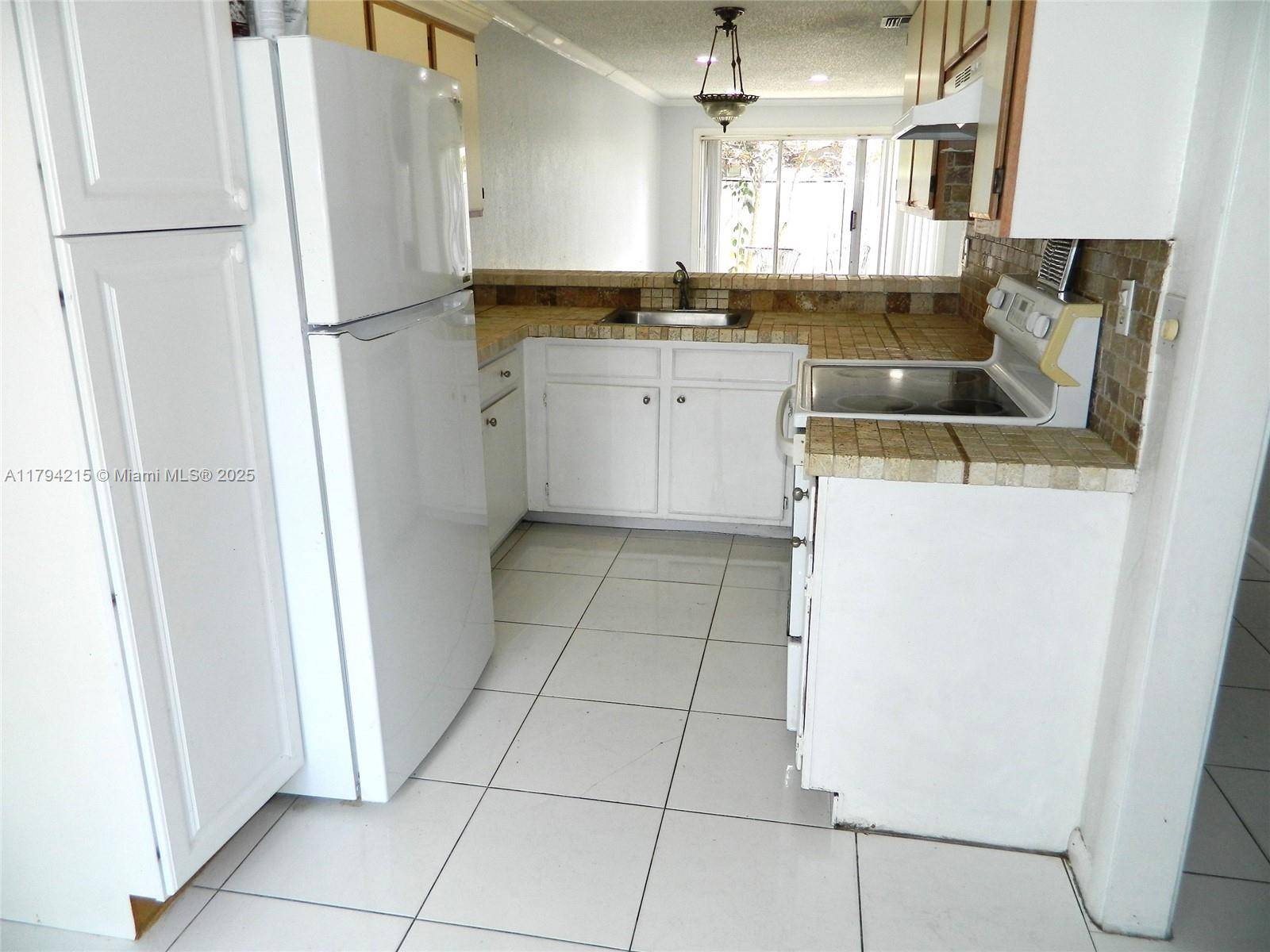 Deerfield Beach, FL 33064,899 Crystal Lake Dr #899