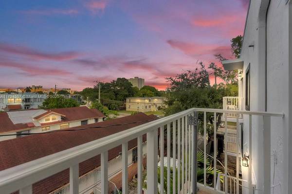 948 SW 3rd St #303, Miami, FL 33130
