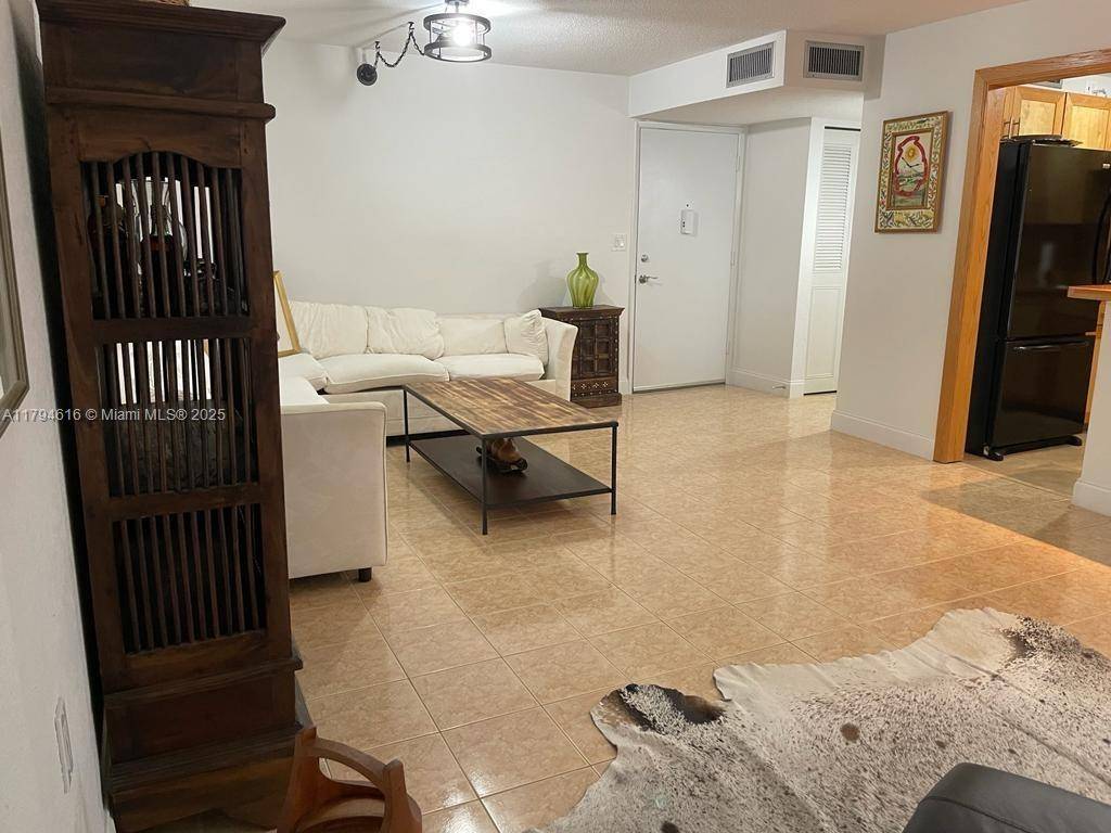Miami, FL 33181,1750 NE 115th St #103