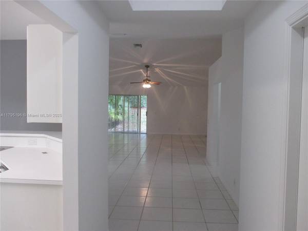4112 Pine Ridge Ln, Weston, FL 33331