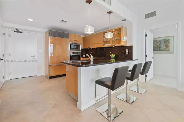 Miami Beach, FL 33141,6799 Collins Ave #1106