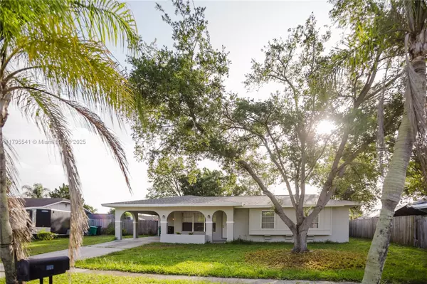 323 NE Midfield Ln, Port St. Lucie, FL 34983