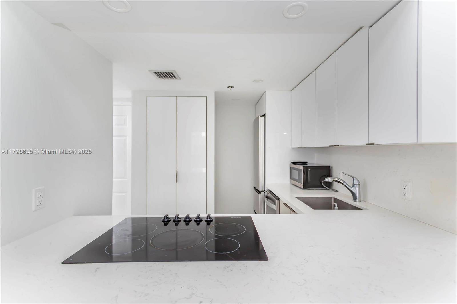 Miami, FL 33131,540 Brickell Key Dr #1809