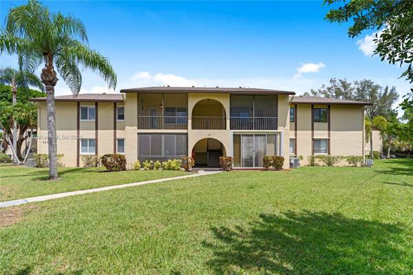 322 Pine Ridge Cir #A-2, Green Acres, FL 33463