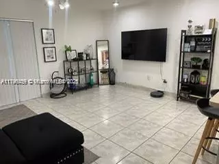 Miami, FL 33176,10379 N Kendall Dr #L2