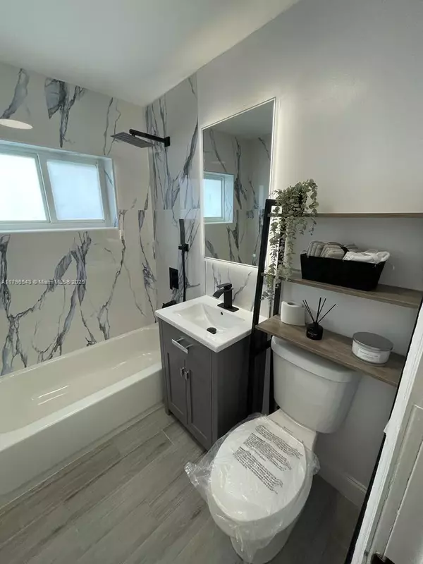 Hallandale Beach, FL 33009,912 NE 5th St #912