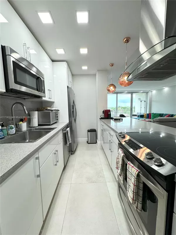 Bay Harbor Islands, FL 33154,9500 W Bay Harbor Dr #6B
