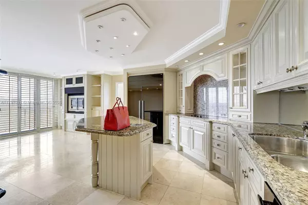 Aventura, FL 33180,19667 Turnberry Way #16GR