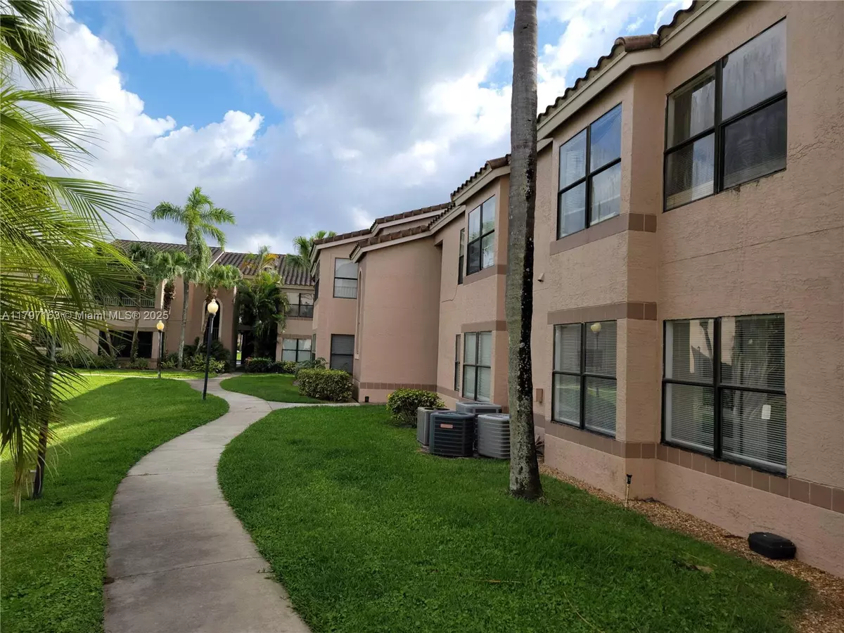 Davie, FL 33328,2900 S University Dr #9107