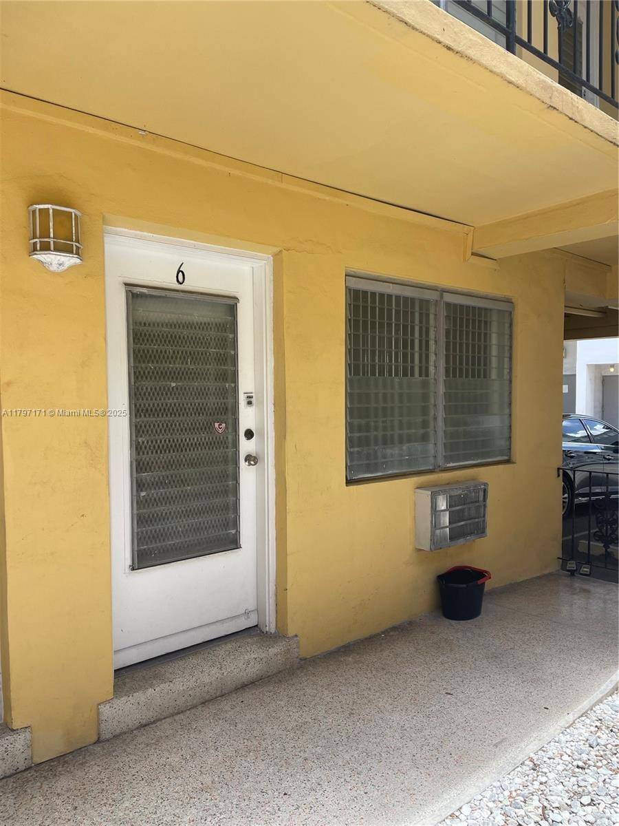 Miami Beach, FL 33139,65 S Washington Ave #6