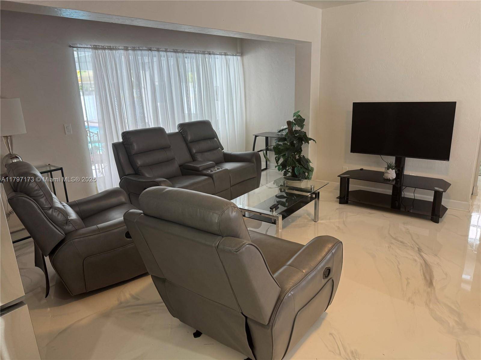 Hallandale Beach, FL 33009,825 NE 6th St #1