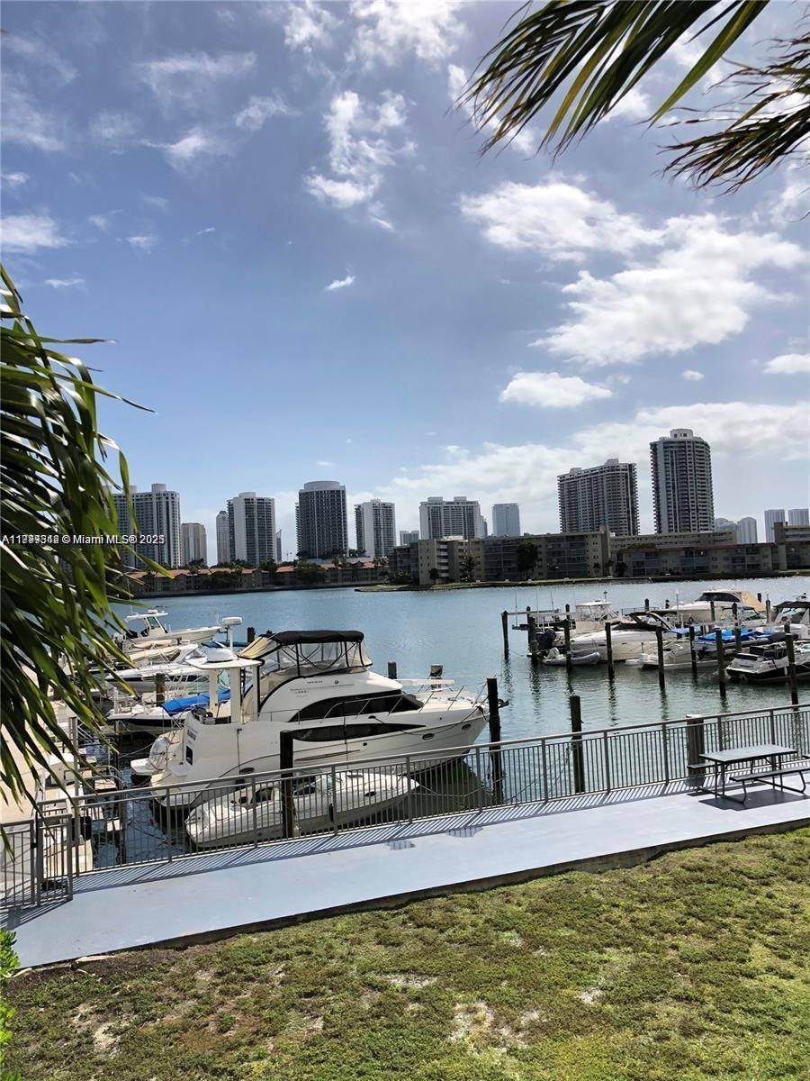 Aventura, FL 33160,18021 Biscayne Blvd #902