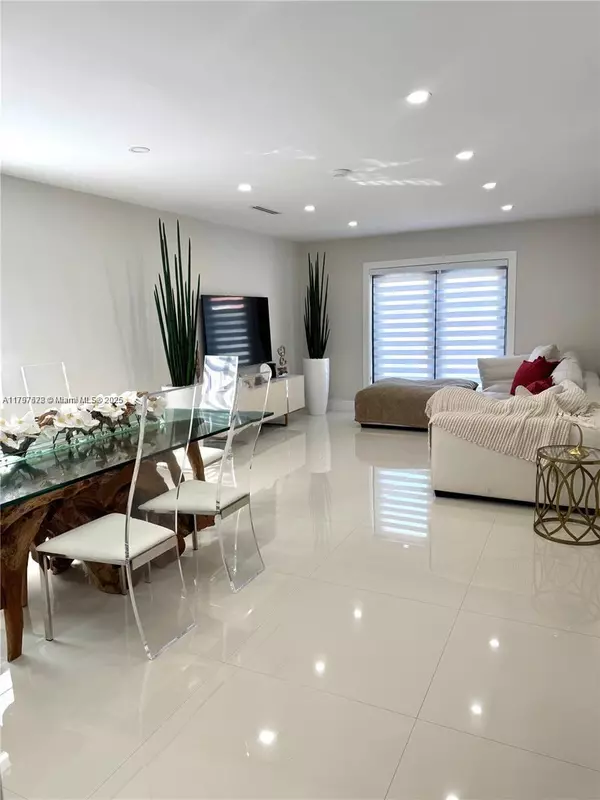 Miami, FL 33175,14215 SW 39th St