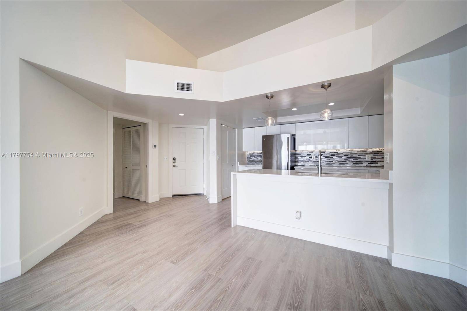 Aventura, FL 33180,3605 NE 207th St #4310