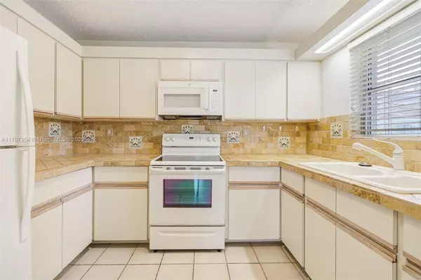 Miami, FL 33143,7931 Camino Cir #A-11