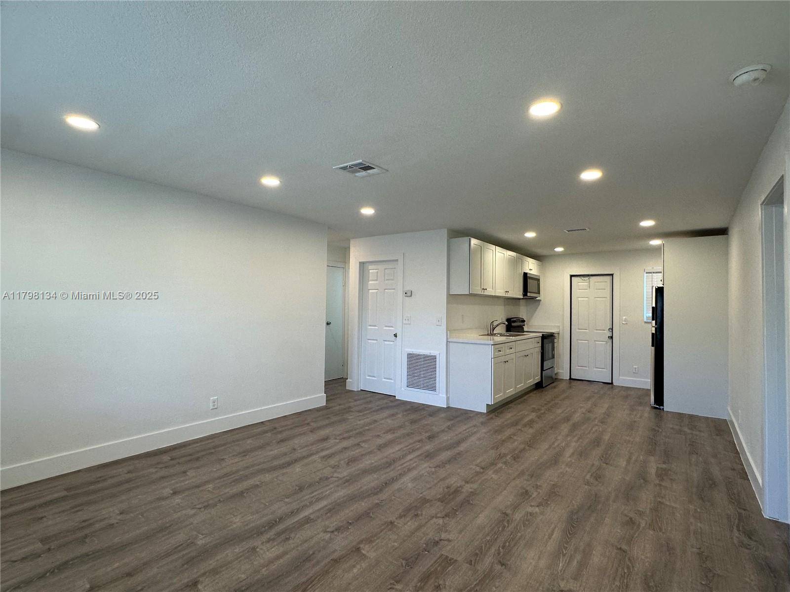 Hallandale Beach, FL 33009,124 NW 2nd Ave #B