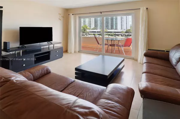 Sunny Isles Beach, FL 33160,220 Kings Point Dr #403