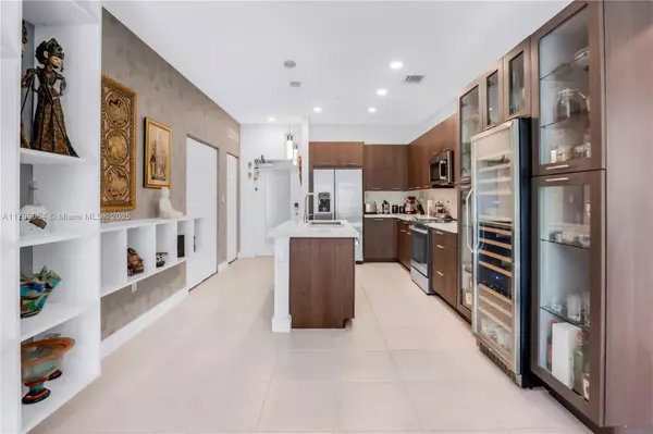 Doral, FL 33166,8301 NW 41st St #B-305