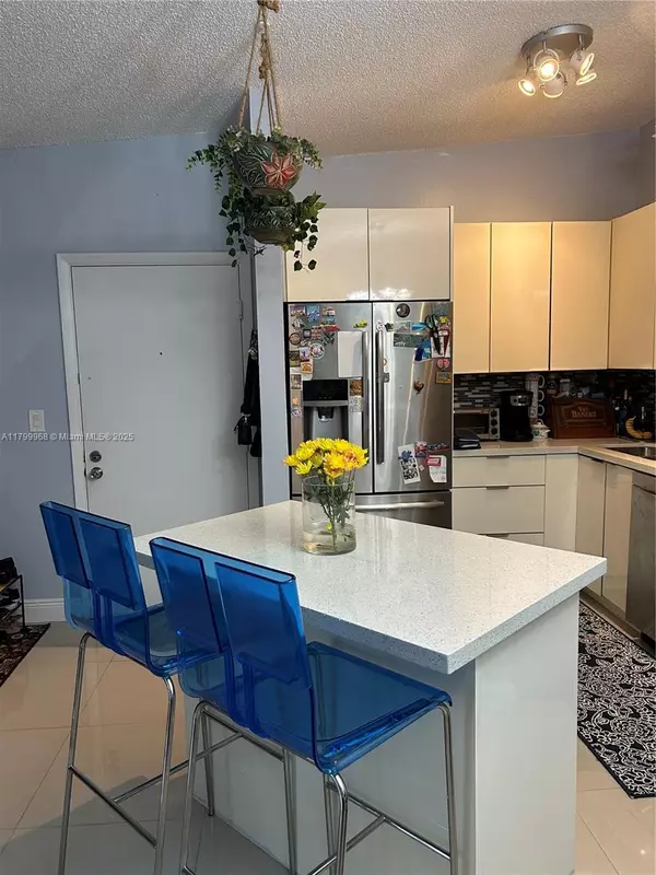 Miami, FL 33179,807 NE 199th St #208