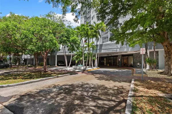 Miami Beach, FL 33141,6900 Bay Dr #10I