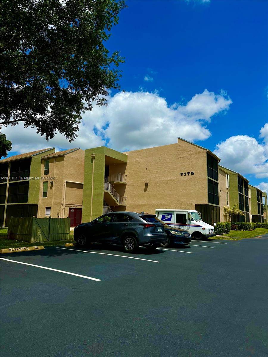 7175 Orange Dr #219H, Davie, FL 33314
