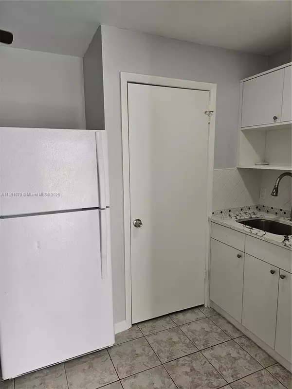Hollywood, FL 33023,5849 Wiley St #2