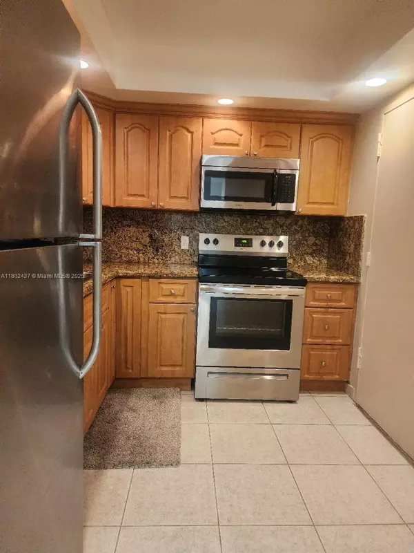 Miami Beach, FL 33139,800 West Ave #506