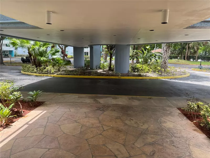 901 Hillcrest Dr #208, Hollywood, FL 33021
