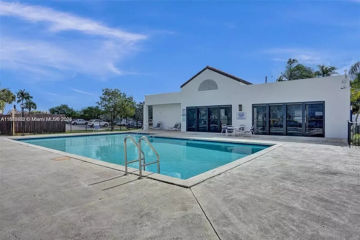 Oakland Park, FL 33309,212 Lake Pointe Dr #210