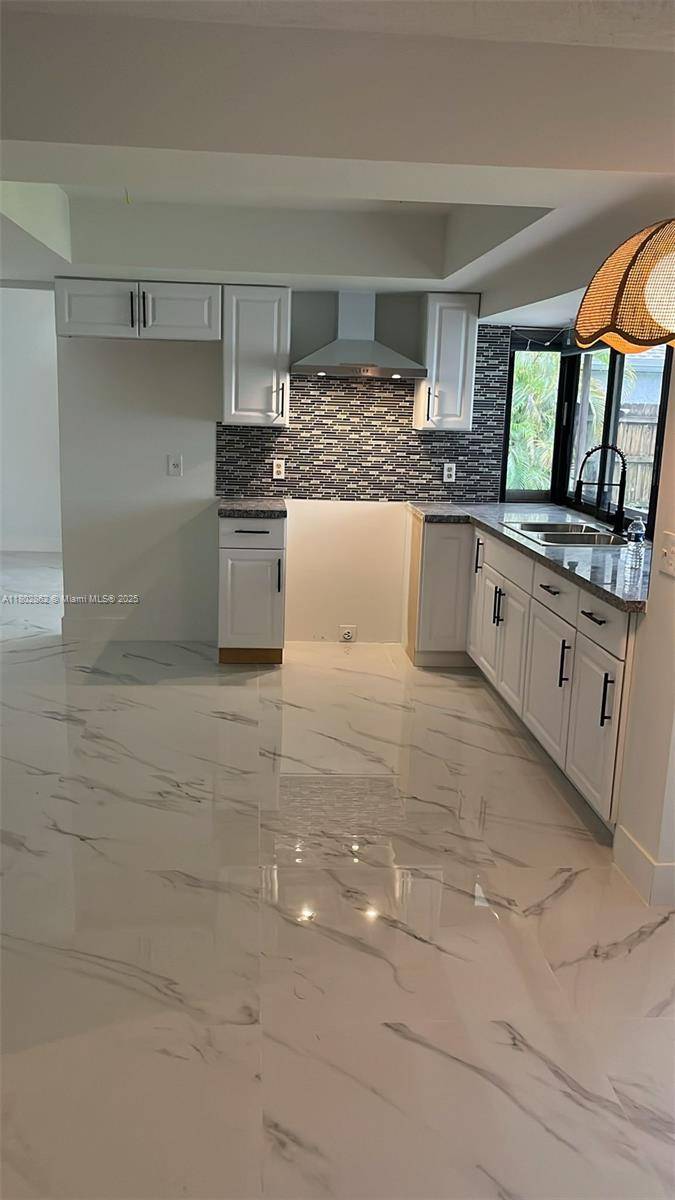 8510 NW 7th Ct, Pembroke Pines, FL 33024