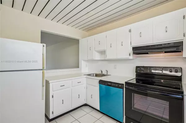 Lauderhill, FL 33319,3774 Inverrary Blvd #203P