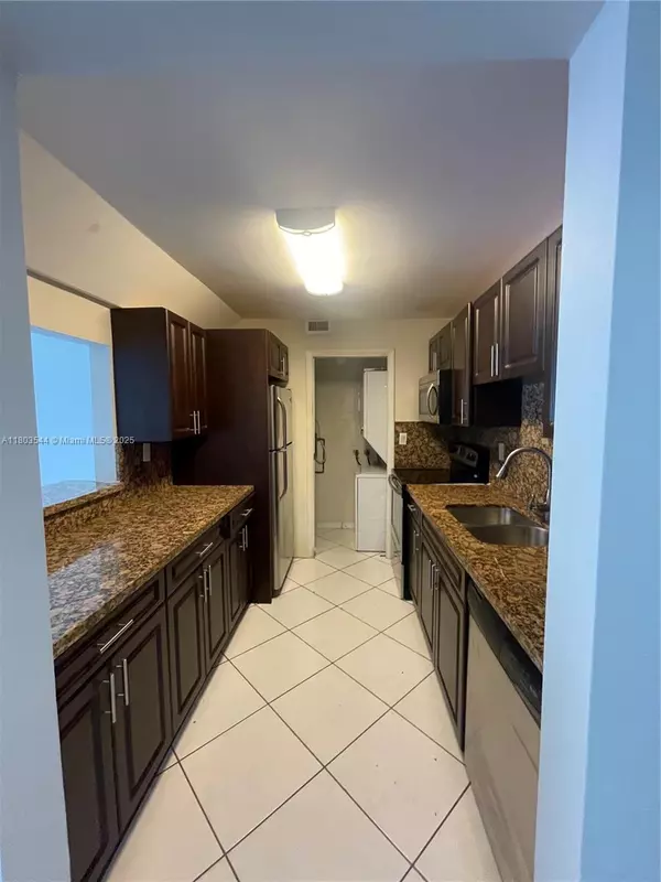 Weston, FL 33326,210 Lakeview Dr #109