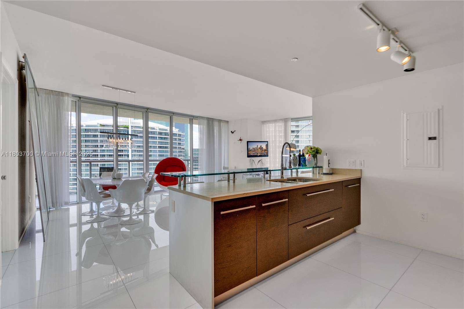 Miami, FL 33131,465 Brickell Ave #4702