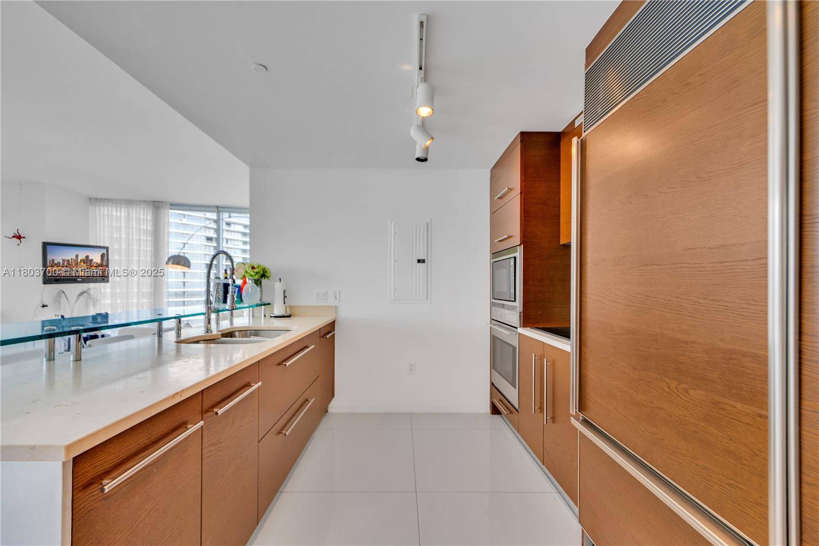 Miami, FL 33131,465 Brickell Ave #4702