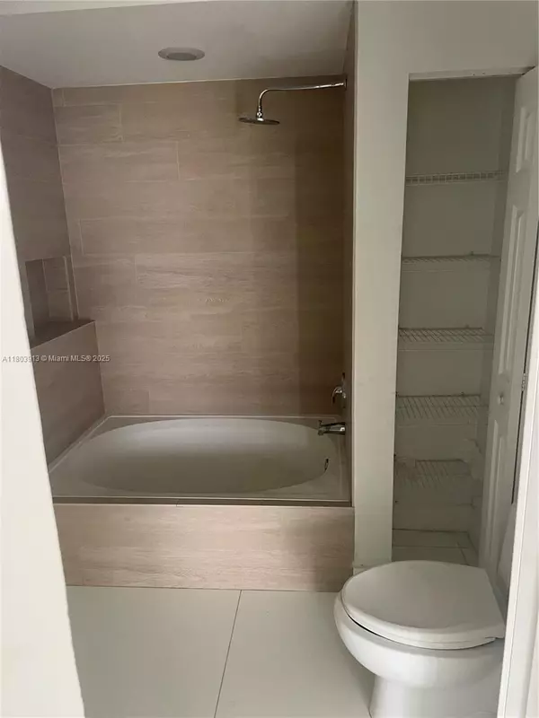 Aventura, FL 33160,3155 NE 184th St #8105