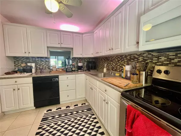 Pompano Beach, FL 33069,2312 S Cypress Bend Dr #410