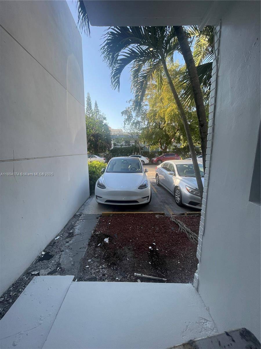 Hollywood, FL 33020,1930 Jackson St #5
