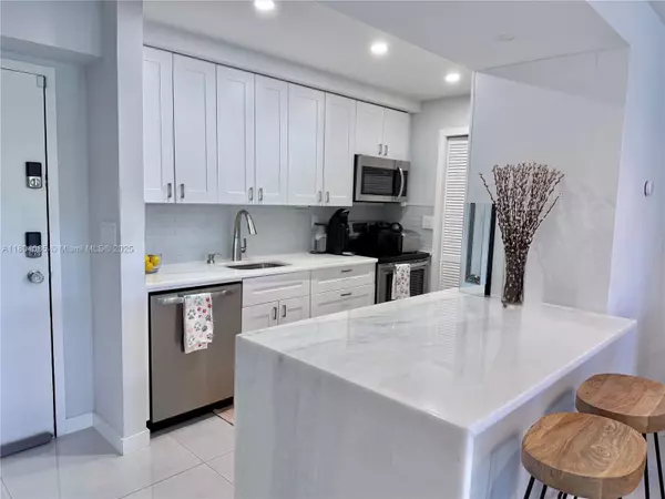 Weston, FL 33326,230 Lakeview Dr #102