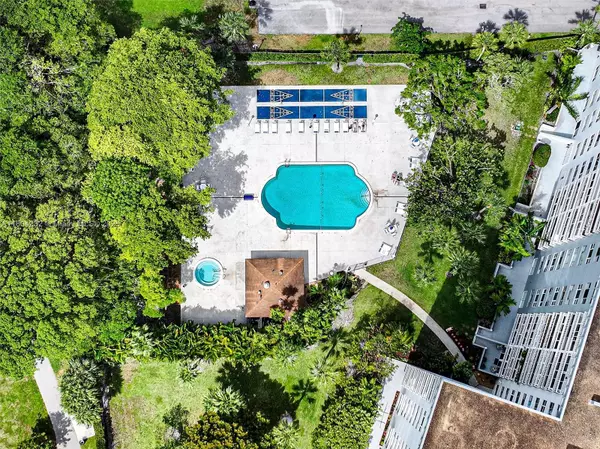 Hollywood, FL 33021,3800 Hillcrest Dr #903