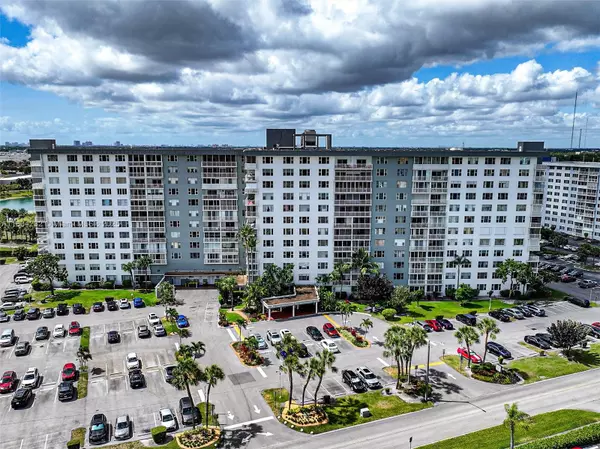 Hollywood, FL 33021,3800 Hillcrest Dr #903