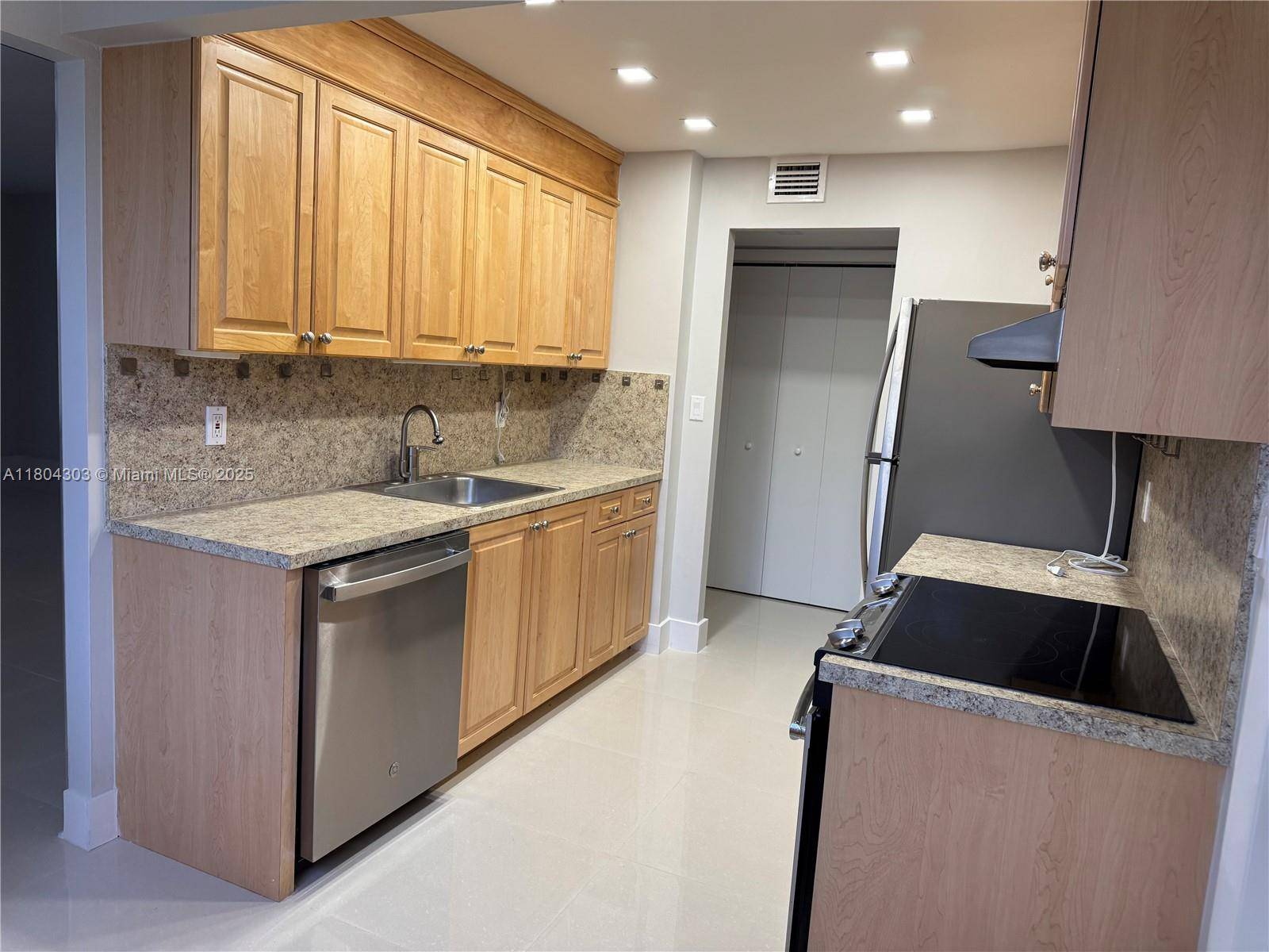 16450 Miami Dr #106, North Miami Beach, FL 33162