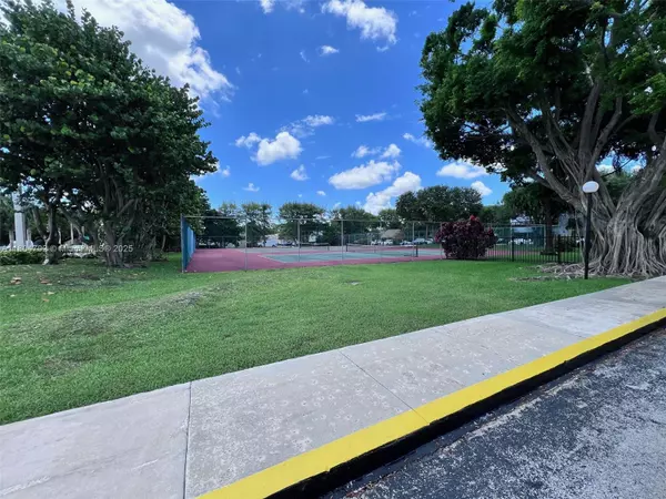 Miami, FL 33176,10852 N Kendall Dr #203