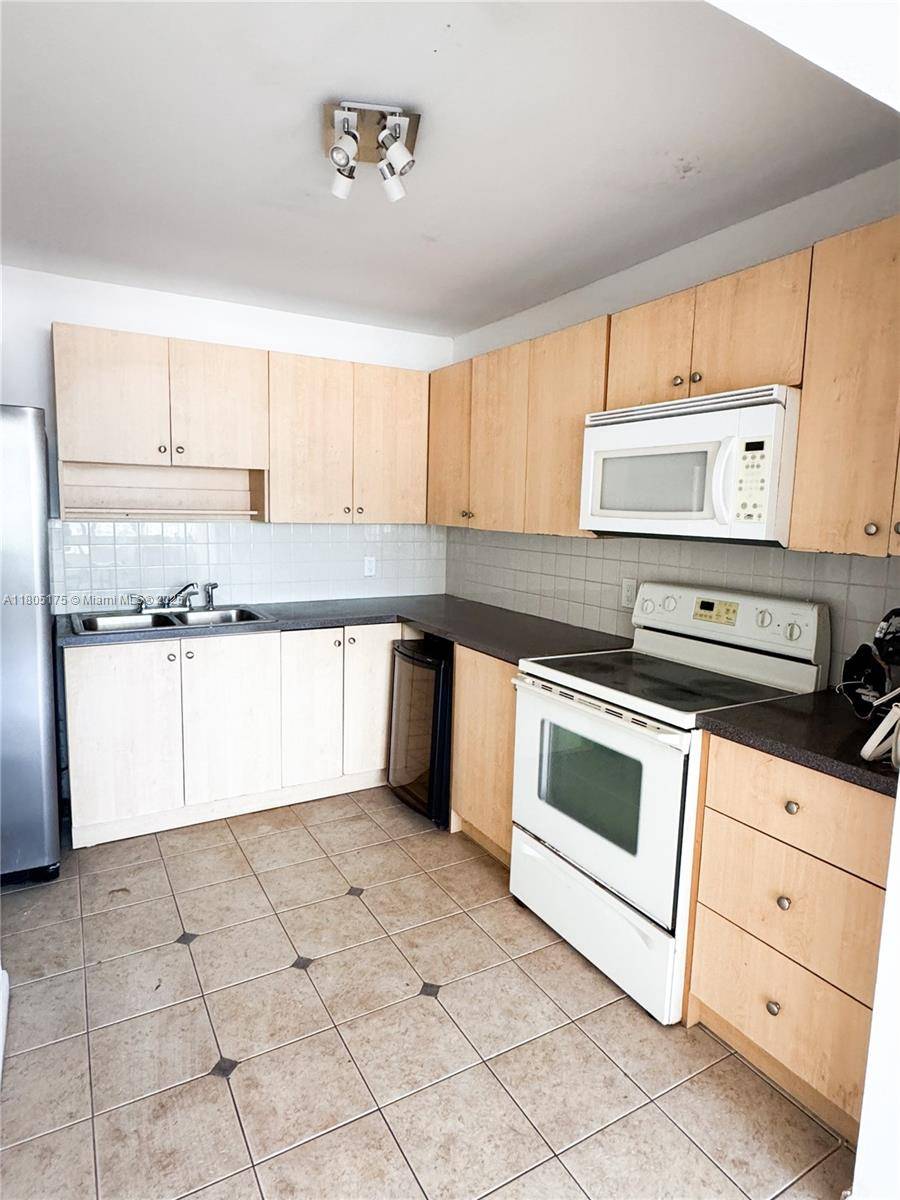 North Miami Beach, FL 33162,2025 NE 164th St #206